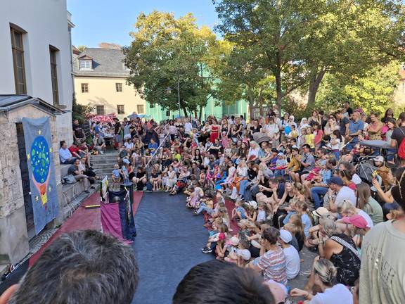 Weltkindertagsfest Zuschauer hinter dem mon ami