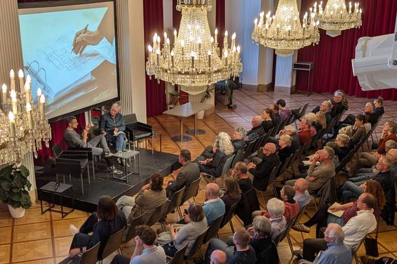Im Rahmen des Formats „Salon“ war am Mittwoch, den 20. Mai 2026 Malte Looff zu Gast im Deutschen Nationaltheater Weimar.