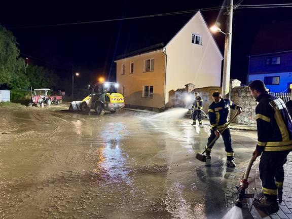 In der Ortslage Süßenborn wurde im Bereich der Bachgasse / Bornstraße eine Kreuzung durch eine Schlammlawine überflutet