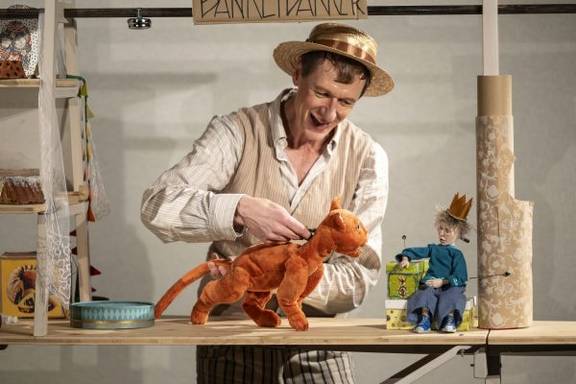 Um 16 Uhr zeigt Puppenspieler Martin Vogel „König und König“, empfohlen ab 6 Jahren. ©Lutz Edelhoff Um 16 Uhr zeigt Puppenspieler Martin Vogel „König und König“, empfohlen ab 6 Jahren.