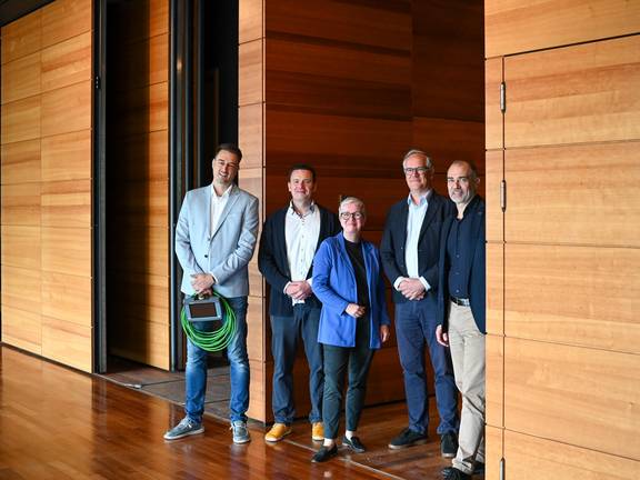 Vor den nun „intelligenten Wandelementen“ in der Weimarhalle: Stefan Krummhaar-Schmidt, Martin Brettschneider (beide Krebs‘ engineers GmbH), Ulrike Köppel, Architekt und Dipl-Ing. Felix Flechtner und Oberbürgermeister Peter Kleine (v.l.).
