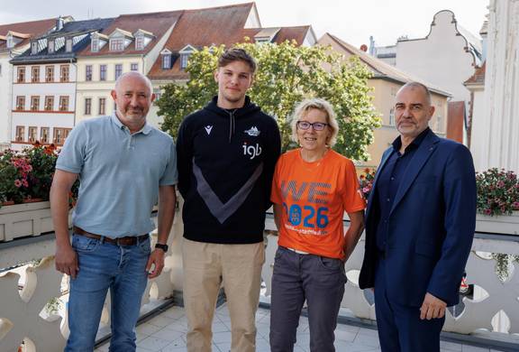 V.l.n.r.: Torsten Rothämel (Sportdirektor Culture City Weimar), Carlo Meyer (Basketball-Spieler Culture City), Christina Haensel (Abteilungsleiterin Sportverwaltung Stadt Weimar), Oberbürgermeister Peter Kleine