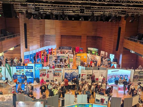 Rund 1.300 Besucherinnen und Besucher nutzten am 29. September die Gelegenheit, sich beim diesjährigen „Abend der Berufe“ in der Weimarhalle über ihre berufliche Zukunft zu informieren. Rund 1.300 Besucherinnen und Besucher nutzten am 29. September die Gelegenheit, sich beim diesjährigen „Abend der Berufe“ in der Weimarhalle über ihre berufliche Zukunft zu informieren.