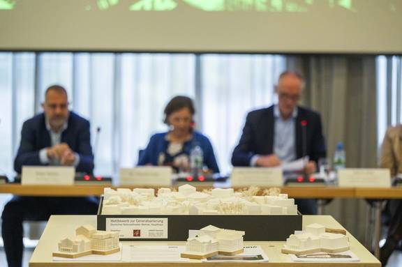Pressekonferenz zum Wettbewerb um die Generalsanierung des DNT Weimar.