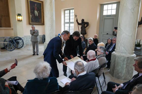 Oberbürgermeister Peter Kleine und Olivier Lalieu übergeben Armand Bulwa die Ehrenbürger-Urkunde. Links neben Bulwa: Jacques Moalic