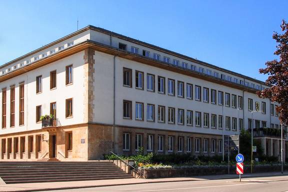 Außenansicht des Hauptgebäudes (Haus I) der Stadtverwaltung in der Schwanseestraße 17