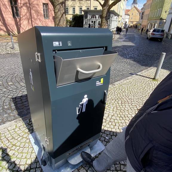 Mittels einer elektrisch angetriebenen Mechanik wird der Abfall zusammengepresst.