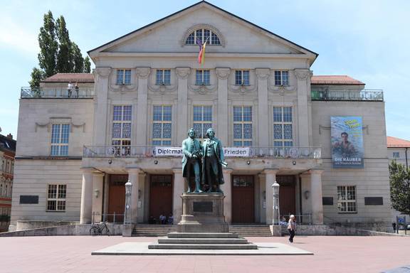 Theaterplatz mit Goethe- und Schiller Denkmal