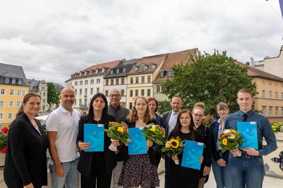 Foto (v.l.n.r.): Sandra Schenk (Sachgebietsleiterin Ordnungs- und Versammlungsrecht, Vertreterin Personalrat), Andre Elchlep (Abteilungsleiter zentr. Bußgeldstelle/Ordnungsdienst), Gina Feistkorn, Bürgermeister Ralf Kirsten, Pia Oberländer, Julia Schurig (Ausbildungsleiterin), Birk Böhme (Amtsleiter Bürger- und Rechtsamt), Nele Prüfer, Lisa Schünemann (Ausbilderin im Bürgerbüro), Laura Wambutt (JAV-Vorsitzende) und Florian Geisler.