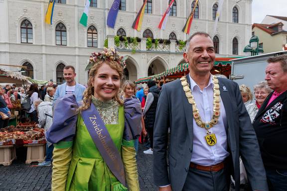 Zwiebelmarktkönigin Laura und Oberbürgermeister Peter Kleine auf dem Weg zur Bühne auf dem Markt.