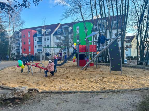 Für die Kinder des Wohngebietes Waldstadt, aber auch alle anderen Nutzer wurde nun wieder ein attraktiver Spielort am Lärchenhof geschaffen.