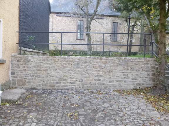 Im Zuge der Arbeiten wurden die Fundamente der historischen Natursteinmauer erneuert, das Mauerwerk wieder fachgerecht errichtet sowie eine Absturzsicherung oberhalb der Mauerkrone neu installiert.