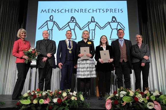 Der Menschenrechtspreis wird jährlich im Dezember im Rahmen einer Festveranstaltung in Weimar verliehen und ist mit einem Preisgeld in Höhe von 5.000 Euro dotiert.
