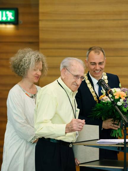 Stadtratsvorsitzende Bärbel Fiedler und Oberbürgermeister Peter Kleine mit David Laszlo Mandel