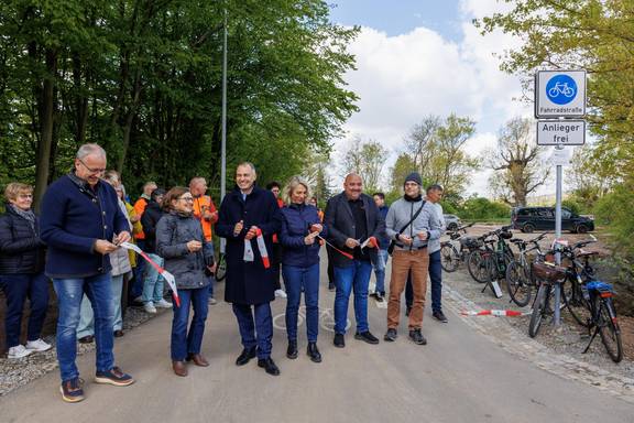 V.l.: Stadtrat Jörg Geibert; Beigeordnete Dr. Claudia Kolb; Oberbürgermeister Peter Kleine; Thüringer Ministerin für Infrastruktur und Landwirtschaft, Susanna Karawanskij, die beiden Ortsteilbürgermeister Thomas Steiner (Gaberndorf) und Olaf Merzenich (Weimar-Nord)