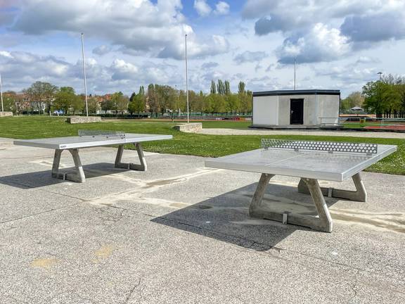 Zwei Tischtennisplatten auf dem (nun teils umgewidmeten) Parkplatz am Verwaltungsgebäude laden zum Spielen ein.