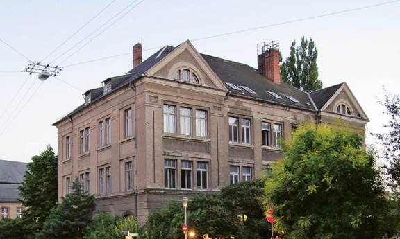 Auf dem Bild ist die Fassade der Other Music Academy zu sehen.