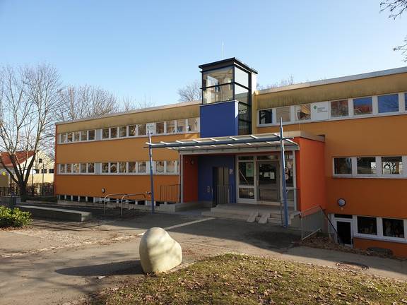 Auf dem Bild sind die Fassade und der Eingang des MGHs in Schöndorf zu sehen.