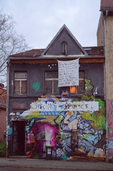 Auf dem Bild ich die Fassade der Gerberstraße 1 zu sehen, es ist ein Transparent im Bild zu sehen.