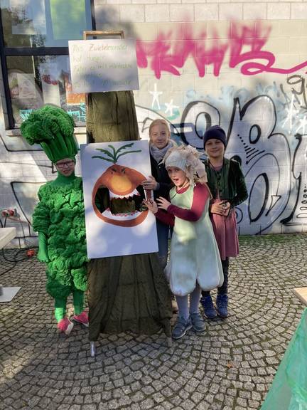 2022 konnten wir das Zwiebelmonster mit geworfenen Bonbons füttern.