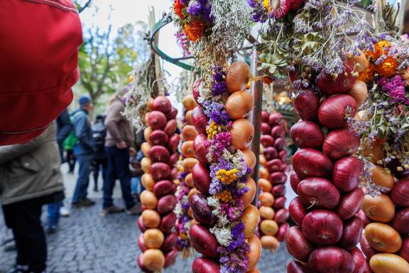 Zwiebelrispen und andere Zwiebelprodukte wurden in der Schillerstraße verkauft