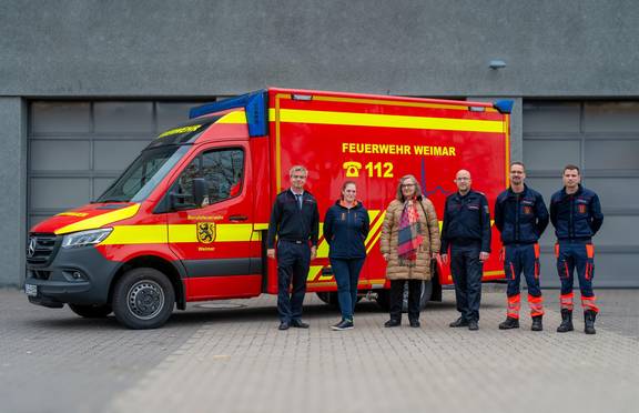 Neuer RTW, im Bild von links: Alexander Philipp (Leiter der Feuerwehr Weimar), Diotima Pohl (Verband der Ersatzkassen), Andrea Hennig (AOK Plus), Martin Wünsche (Abteilungsleiter Rettungsdienst, Feuerwehr Weimar), Tobias Meißner (Notfallsanitäter), Martin Zimmermann (Notfallsanitäter)