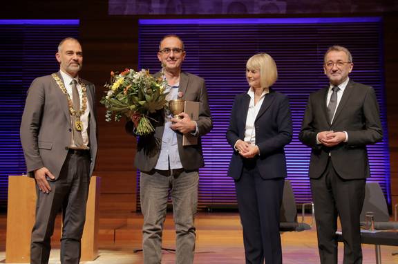 V.l.n.r.: Oberbürgermeister Peter Kleine, Prof. Dr. Dinko Gruhonjić, Gundula Gause, Henrich Herbst (Vertreter Vergabebeirat Menschenrechtspreis Stadt Weimar)