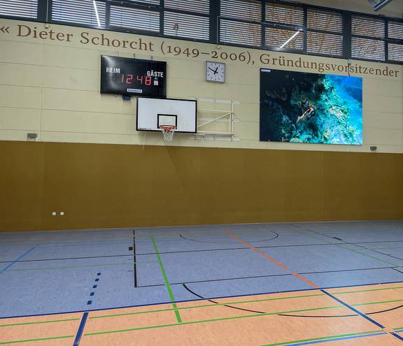 Neue LED-Tafel in der Asbach-Sporthalle