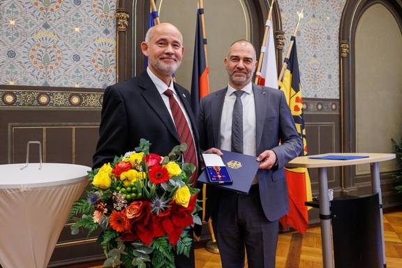 Dr. Alf Rößner (links) mit Oberbürgermeister Peter Kleine