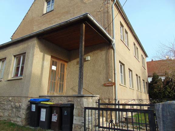 Auf dem Bild sieht man das Gebäude des Jugendzimmers Taubach von außen mit Eingang Fassade, Treppenaufgang und Fenstern.