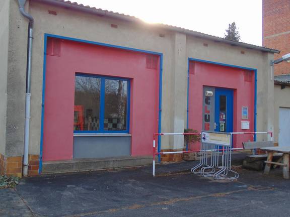 Auf dem Bild ist die Fassade des Jugendzimmers Tröbsdorf zu sehen, sie ist in einem grellen rot gestrichen.