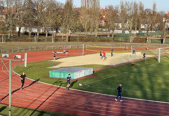 Laufbahn und Beachvolleyball im Wimaria-Stadion