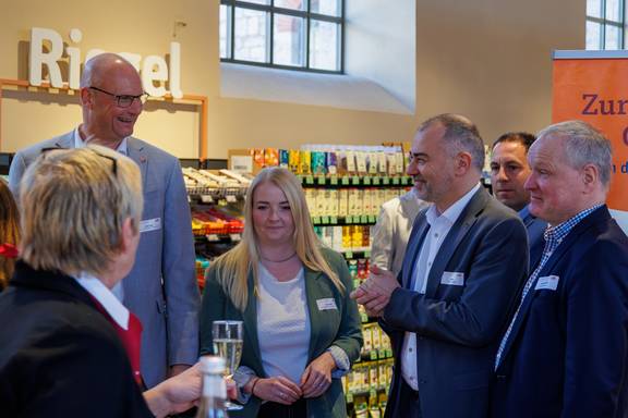 Oberbürgermeister Peter Kleine und Stadtarchitekt Bernward Fechtel gratulierten dem Team zur Eröffnung.