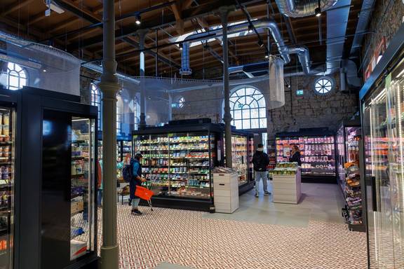 Historische Schlachthalle trifft modernes Design.