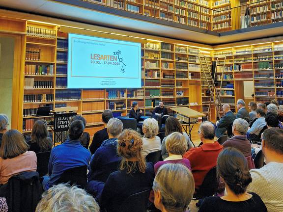 Lesarten 2025, Eröffnung mit Martina Hefter im Bücherkubus des Studienzentrums der Anna Amalia Bibliothek.