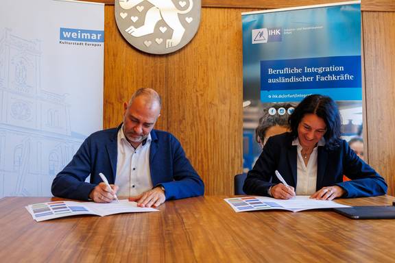 OB Peter Kleine und Dr. Cornelia Haase-Lerch während der Unterzeichnung