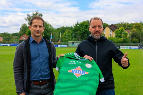 SC03-Trainer Holger Orlamünde und Geschäftsstellenleiter Olaf Deregowski mit dem Sondertrikot für die Spieler. Ausnahmsweise sind die Trikots mit den Spielernamen beflockt - eine schöne Erinnerung an das sportliche Highlight.