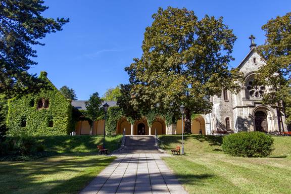 Hauptgebäude mit Verwaltungsräumen, Trauerhalle und Krematorium. Archivbild.