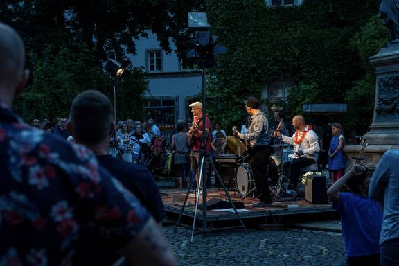 Die Band Surfsubotnik am Donndorfbrunnen zur Fête de la Musique 2024