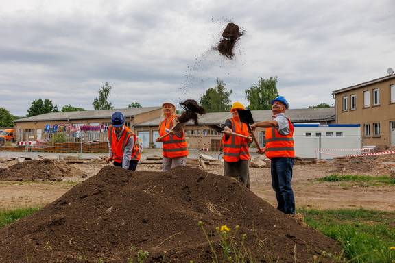 Mit dem symbolischen Spatenstich am 26. Juni 2025 fiel der Startschuss für den Ersatzneubau des Betriebshofes in der Schwanseestraße. Gemeinsam feierten (v.l.) Frank Häselbarth, Geschäftsführer der Planungsgruppe Fölsche GmbH, Andrea Fischer, Werkleiterin des EKSW, Angela Braunmiller, Amtsleiterin der Technischen Gebäudewirtschaft der Stadt Weimar, und Dirk Schreiber, Oberbauleiter der Technischen Gebäudewirtschaft, den Baubeginn eines zukunftsweisenden Projekts für nachhaltige kommunale Infrastruktur.