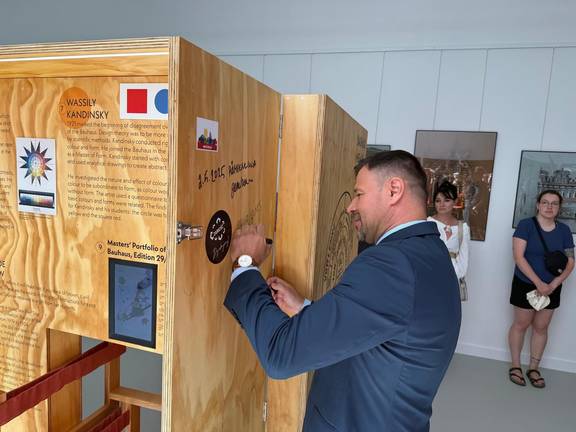 Rafal Zwolak, Stadtpräsident von Zamosc unterzeichnet den Ausstellungskoffer