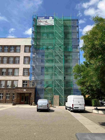 Sanierungsarbeiten an der Fassade des Schillergymnasiums