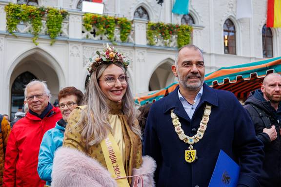 Zwiebelmarktkönigin 2024, Sarah II (Sarah Antonia Gallegos Garcia) mit Oberbürgermeister Peter Kleine.