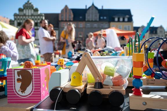 Familientag auf dem Marktplatz: Verkaufsstand mit Holzspielzeug