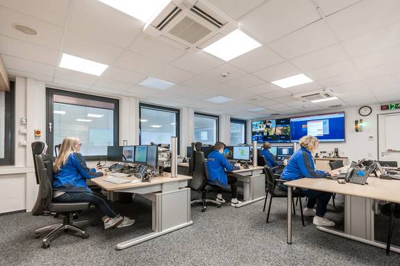 Raumansicht einer Warnzentrale mit Mitarbeitenden