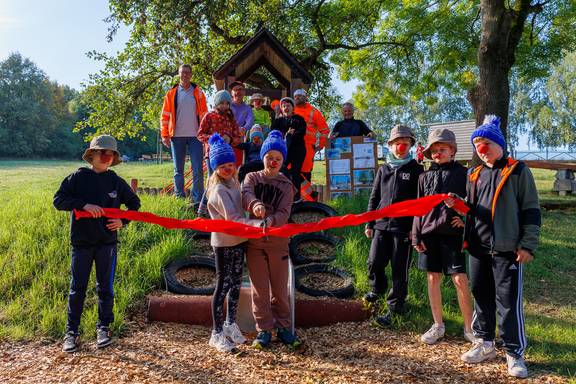 Schülerinnen und Schüler der Grundschule "Parkschule" aus Obweimar-Ehringsdorf halfen bei der Einweihung.