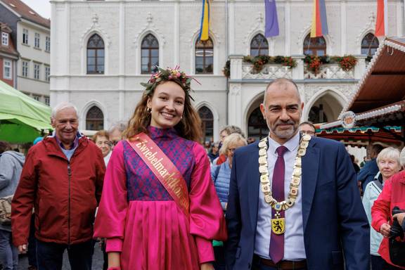 Oberbürgermeister Peter Kleine und Zwiebelmarktkönigin Johanna auf dem Weg zur Marktplatz-Bühne