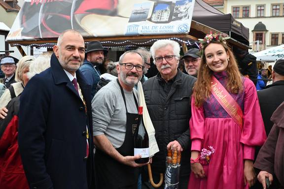 Thierry Hervé aus Blois, 2. von Links, feiert sein 30. Zwiebelmarktjubiläum