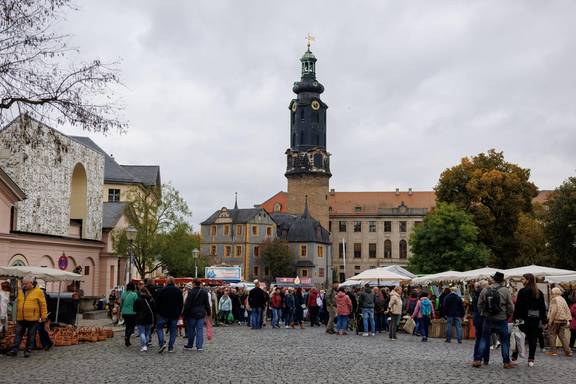 Zwiebelmarkt am Platz der Demokratie mit Blick auf das Stadtschloss