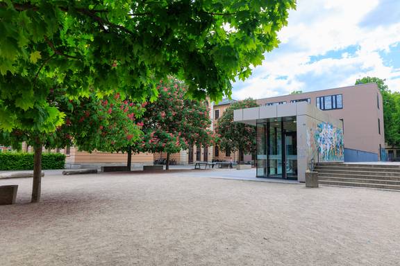Innenstadt-Campus der Jenaplanschule. Der Eingang zur unterirdischen Sporthalle befindet sich rechts im Bild.
